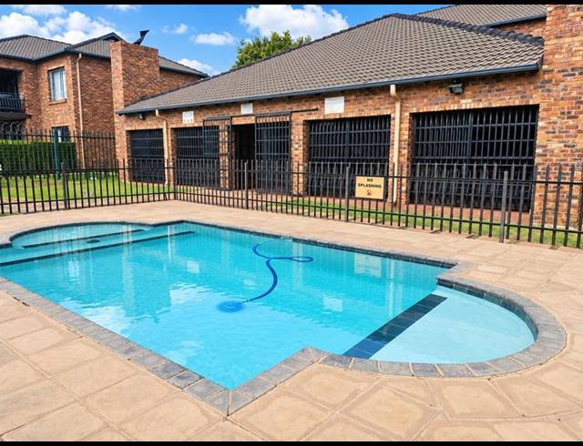 2 BEDROOM TOWNHOUSE FOR SALE IN SONNEVELD
